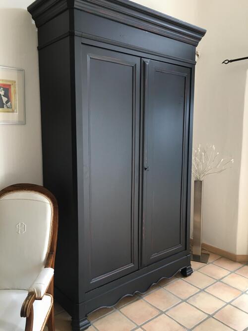 Une armoire de famille : et pourquoi pas en noir !
