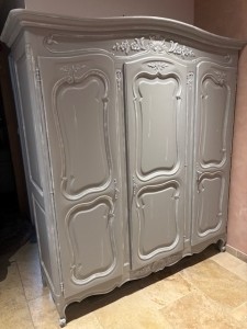 Belle armoire 3 portes entièrement relookée